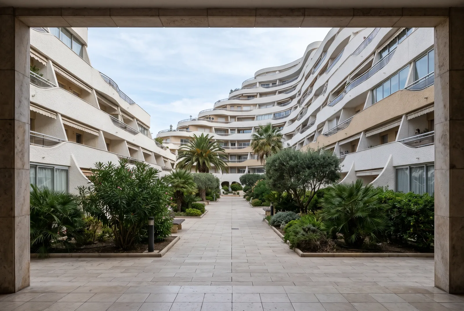 Cour intérieure d'un immeuble à Villeneuve-Loubet